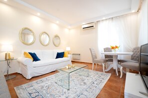 Smart TV - Nadiona White Suite | Elegant Guilford Apartment | old Town center (Kerkira)