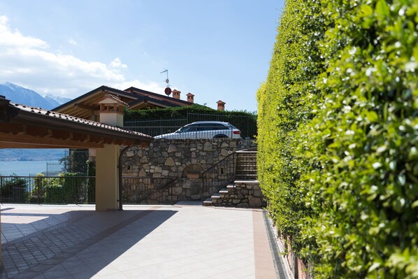 Property grounds - "Villa Imelda" spacious, bright apartments, garden or balcony, lake view (Limone Sul Garda)