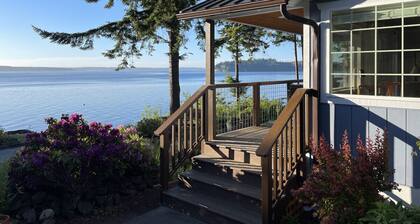 Puget Sound Chic Romantic Cottage with Private Beach Access & Gated Entry