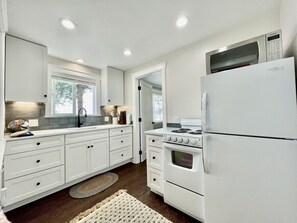 Frigorifero, microonde, forno, piano cottura