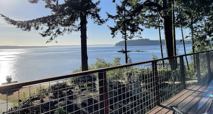 Puget Sound Chic Romantic Cottage with Private Beach Access & Gated Entry