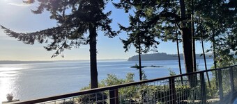 Puget Sound Chic Romantic Cottage with Private Beach Access & Gated Entry