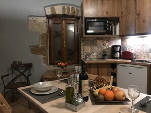 Fridge, oven, coffee/tea maker, electric kettle - Aristokosmos is an ambient, fully equipped and renovated 19th century mini home. (Χανιά)