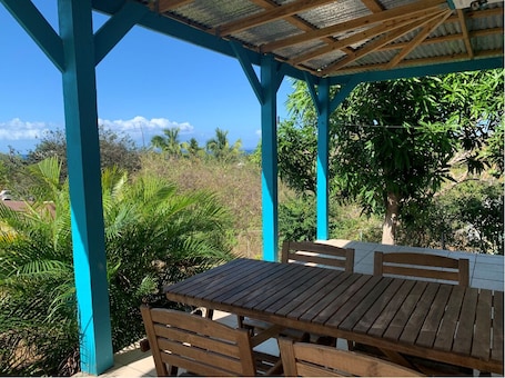 Outdoor dining. Casa Paradise Palms! Beautiful views from the rooftop. Walk to ferry/beach.
