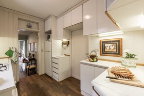 Kühlschrank, Mikrowelle, Ofen, Geschirrspüler