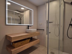 Dusche, Haartrockner, Handtücher