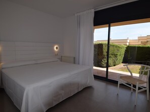 3 bedrooms, iron/ironing board, Internet, bed sheets