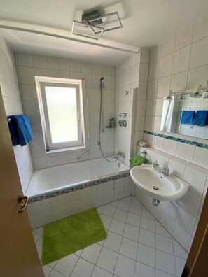 Combined shower/bathtub, hair dryer, towels, soap - Baiersbronn, Black Forest, Schwarzwald, view, 2 rooms, sun, balcony, quietness (Baiersbronn)