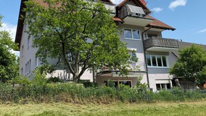 A two-story house with a balcony and solar panels on the roof. - Baiersbronn, Black Forest, Schwarzwald, view, 2 rooms, sun, balcony, quietness (Baiersbronn)