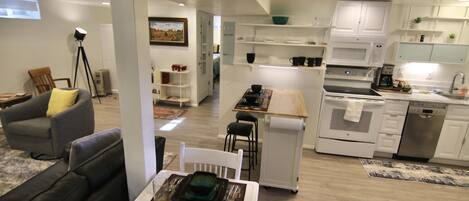 Kjøleskap, mikrobølgeovn, ovn og kokeplater