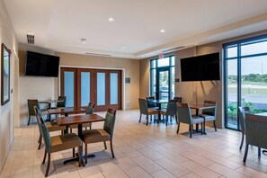 Free daily buffet breakfast  - Comfort Inn & Suites Clarkston Pine Knob Area (Clarkston)