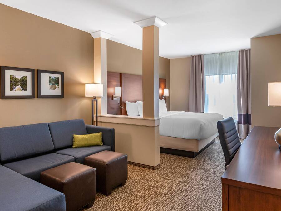 Suite, 1 cama de matrimonio grande con sofá cama, accesible para personas con discapacidad | Escritorio, espacio para trabajar con un portátil, cortinas opacas