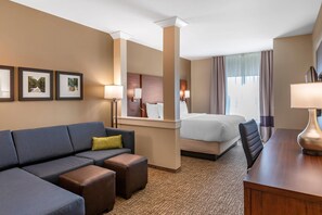 مكتب ومساحة عمل للكمبيوتر المحمول وستائر تعتيم ومكواة/لوح كي