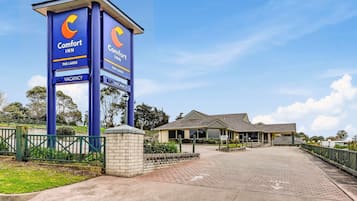 Welcome to Comfort Inn, where guests can enjoy a traditional hotel experience with a covered parking area and convenient entrance.