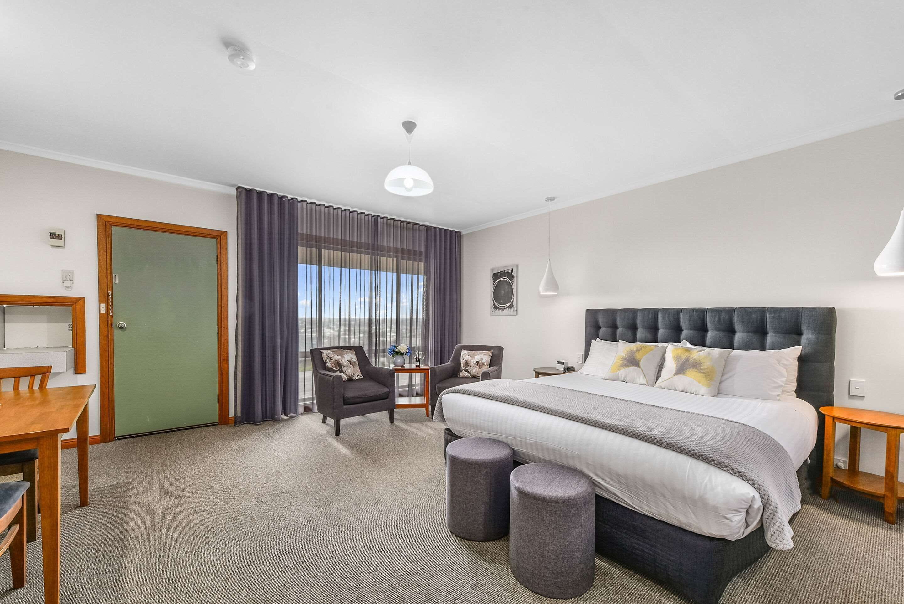 executive room | minibar, desk, iron/ironing board, cots/infant beds