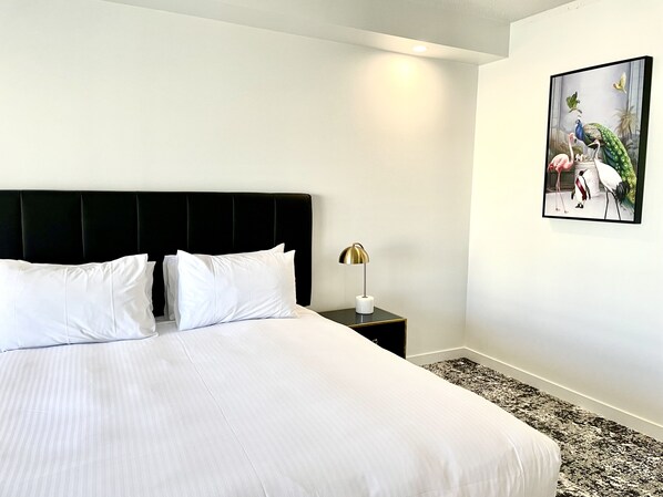 Benson Gold King | Pillowtop beds, desk, free WiFi, bed sheets