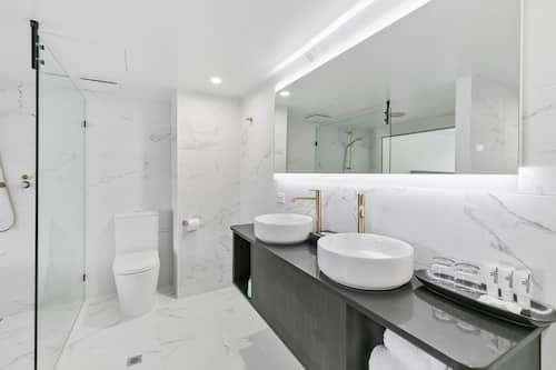 Ducha, artículos de higiene personal gratuitos y secador de pelo