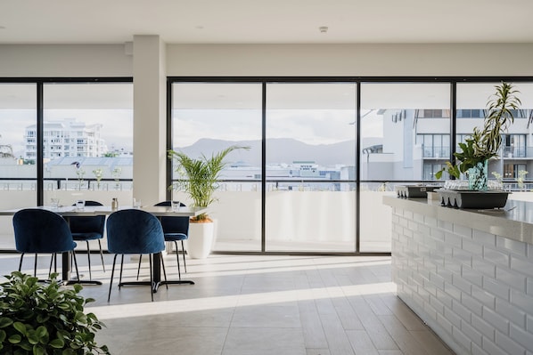 供應早餐和晚餐