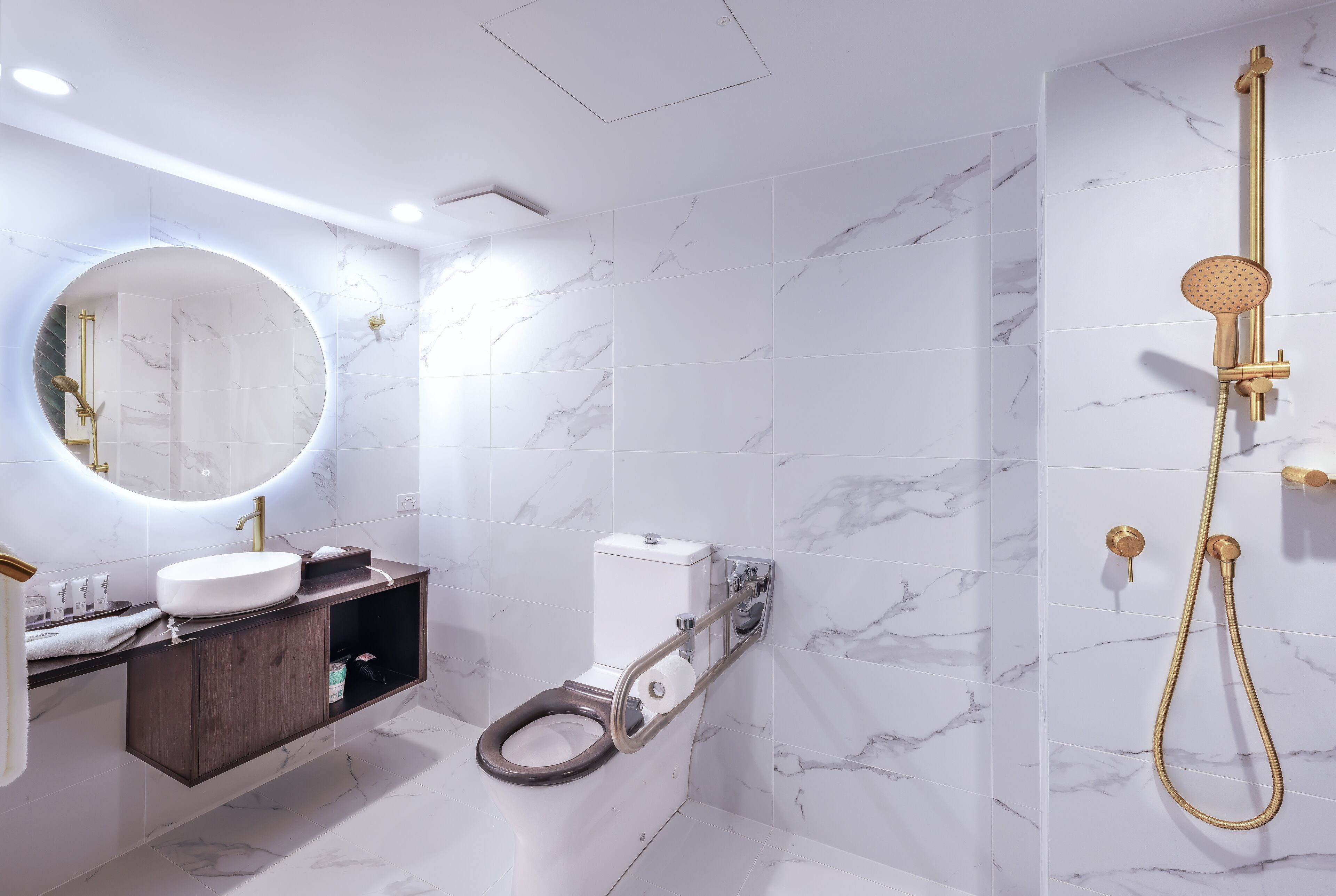 benson bronze queen accessible | bathroom | shower, free toiletries, hair dryer, towels
