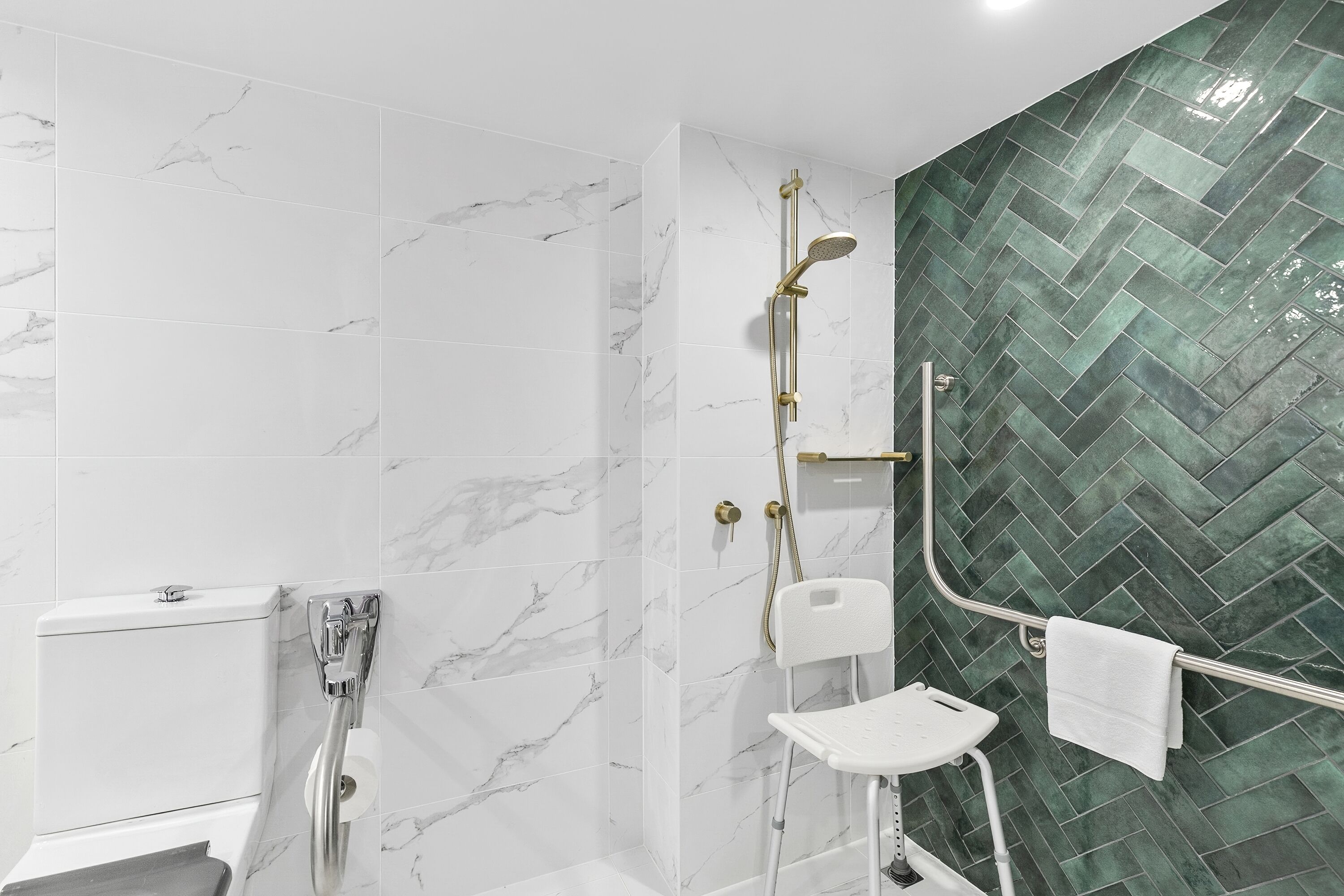 benson bronze queen accessible | bathroom | shower, free toiletries, hair dryer, towels