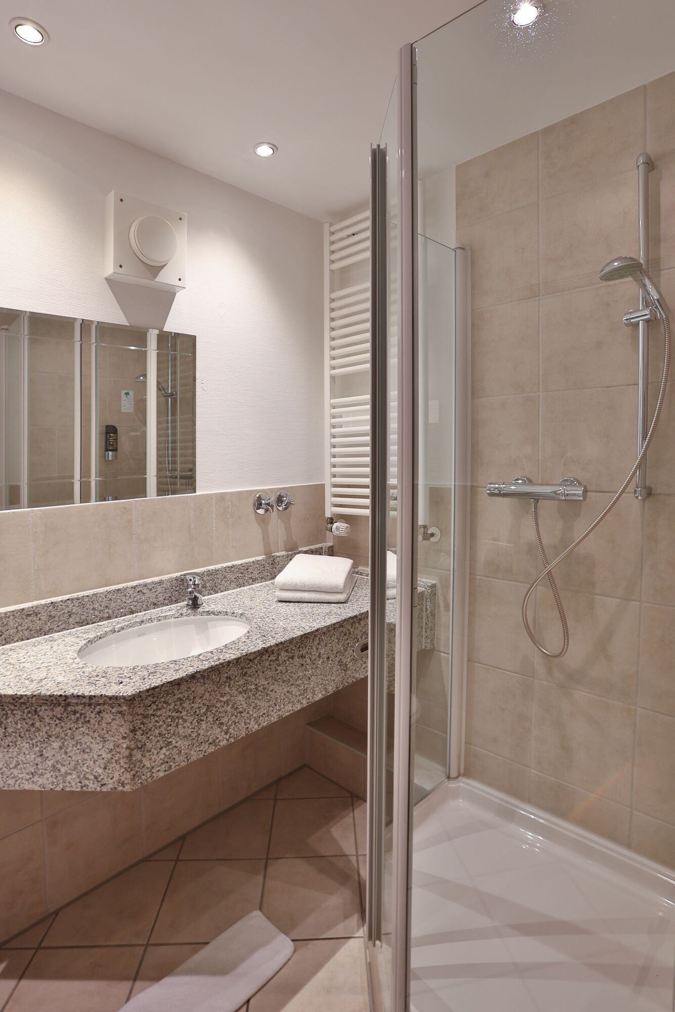 Classic-Doppelzimmer, 1 King-Bett, Nichtraucher | Badezimmer | Haartrockner, Handtücher