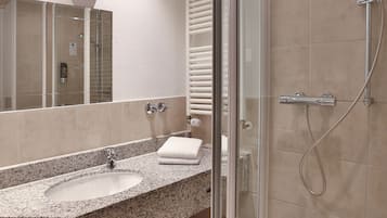 Classic-Doppelzimmer, 1 King-Bett, Nichtraucher | Badezimmer | Haartrockner, Handtücher