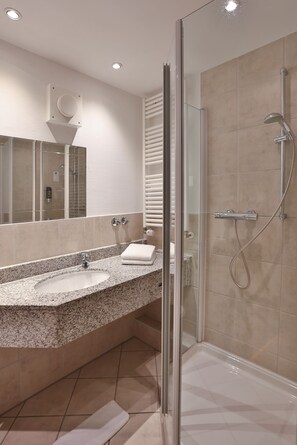 Classic Double Room, 1 King Bed, Non Smoking | Bathroom | Hair dryer, towels - Hotel Quellenhof (Baden-Baden)