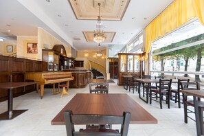 Daily buffet breakfast for a fee - Hotel Quellenhof (Baden-Baden)