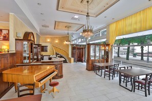 每日供应自助式早餐（每人 EUR 15）