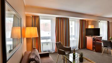 Grand-Doppelzimmer, Blick auf den Innenhof | Wohnbereich | 80-Zoll-Flachbildfernseher mit Kabelempfang, Fernseher