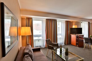 特级双人房, 庭院景观 | 起居区 | 80-英寸纯平电视 （配备有线频道）、电视