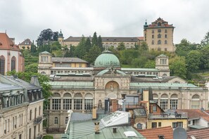 Un edificio histórico con una cúpula destacada y arquitectura clásica, rodeado de otros edificios y vegetación.
