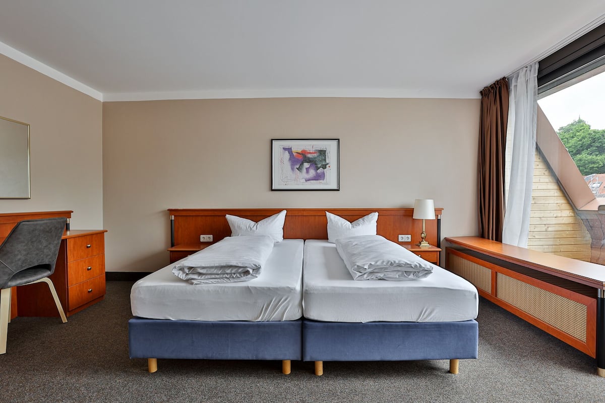 Quarto casal grand, vista para o pátio | Roupas de cama antialérgicas, frigobar, escrivaninha