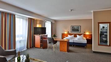 Habitación doble Grand, vista al patio | Ropa de cama hipoalergénica, minibar y escritorio