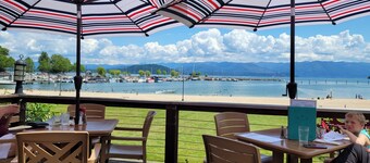 Wooded, peaceful setting 15 minutes from  the Lake!