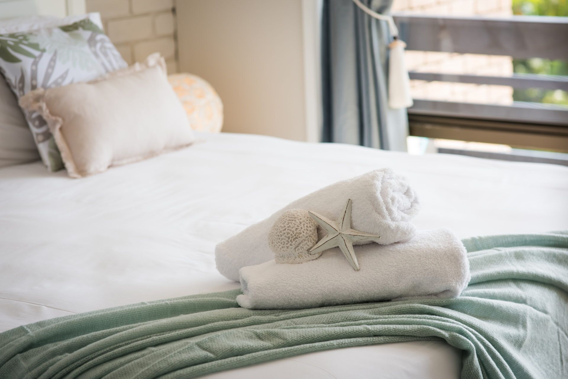 Renovated Townhouse On Airlie. Great views from bedrooms