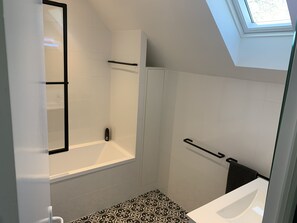 Combined shower/bathtub - Dépendance Dans une Propriété (Riec-sur-Bélon)