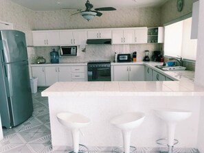 Réfrigérateur, four à micro-ondes, un four, bouilloire électrique