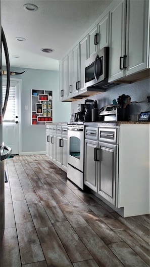 Fridge, microwave, oven, stovetop - LUX Old Town Scottsdale, private pool hot tub bocce, Open play pickleball nearby (Scottsdale)