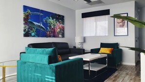 Smart TV, chimenea, oficina y impresora 