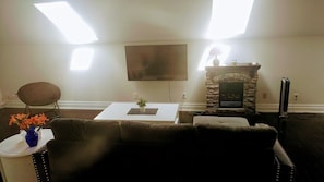 Smart TV, offices - Niagara Penthouse Suite  (Niagara Falls)