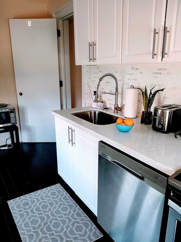 Fridge, microwave, oven, stovetop - Niagara Penthouse Suite  (Niagara Falls)