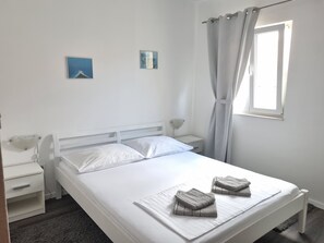 3 عدّة غرف نوم ومكواة/لوح كي وواي فاي وملاءات أسرّة