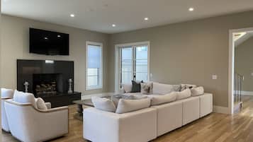 Een smart-tv, een open haard, een kantoor en een printer