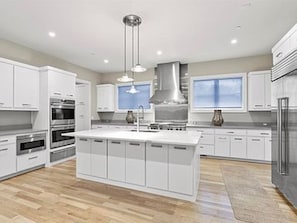 Fridge, microwave, oven, stovetop - Beautiful Spacious House in the Park Cities area  (Dallas)