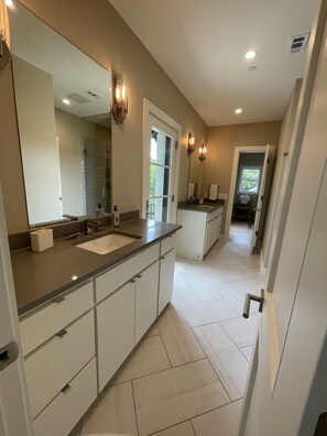 Tina, amenidades de baño ecológicas, secadora de cabello, toallas 