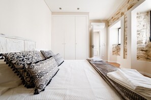 4 bedrooms, desk, iron/ironing board, travel cot