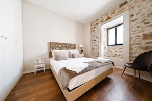 4 habitaciones, tabla de planchar con plancha y cuna de viaje 