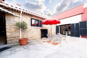 Outdoor dining - Bathalha Villa Sleeps 10 | Base for Nazaré, Óbidos (Batalha)