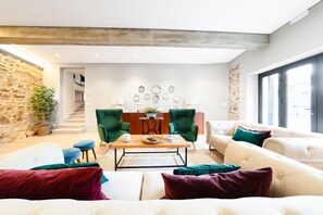 Televisión y chimenea 